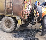 В Астрахани чинят асфальт. Круглосуточно