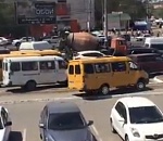 В Астрахани маршрутки прокатились по тротуару