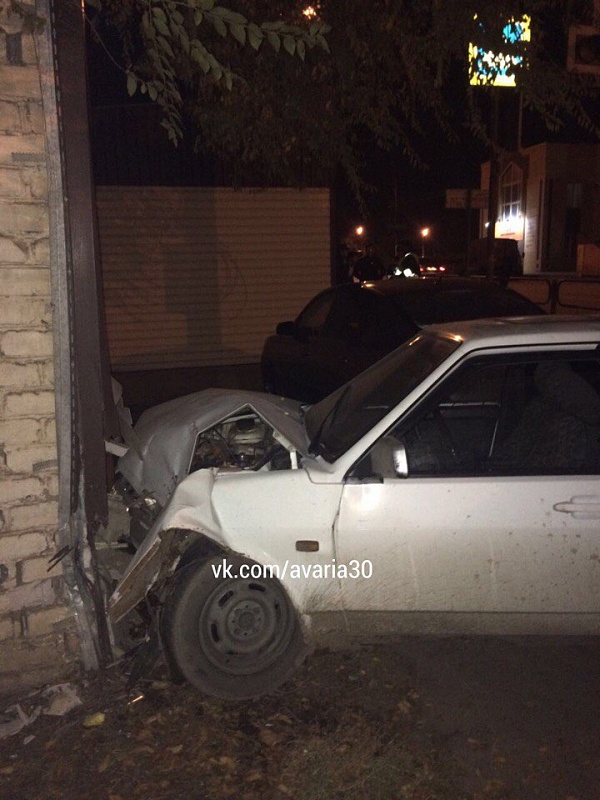 Ночью в Астрахани автомобиль врезался в жилой дом