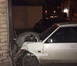 Ночью в Астрахани автомобиль врезался в жилой дом