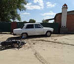 Под Астраханью столкнулись мокик и легковушка: пострадали двое 17-летних парней