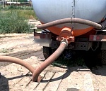 Видео: в Астрахани «черных ассенизаторов» задержали на месте слива 