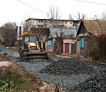 После масштабного коммунального ремонта на астраханской улице восстанавливают асфальт 