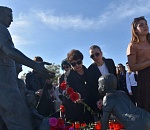 Астраханцы принесли цветы и свечи к памятнику Семье и детству в память о погибших в ижевской школе