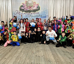 Астраханке подарили жемчужину в хрустале