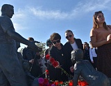Астраханцы принесли цветы и свечи к памятнику Семье и детству в память о погибших в ижевской школе