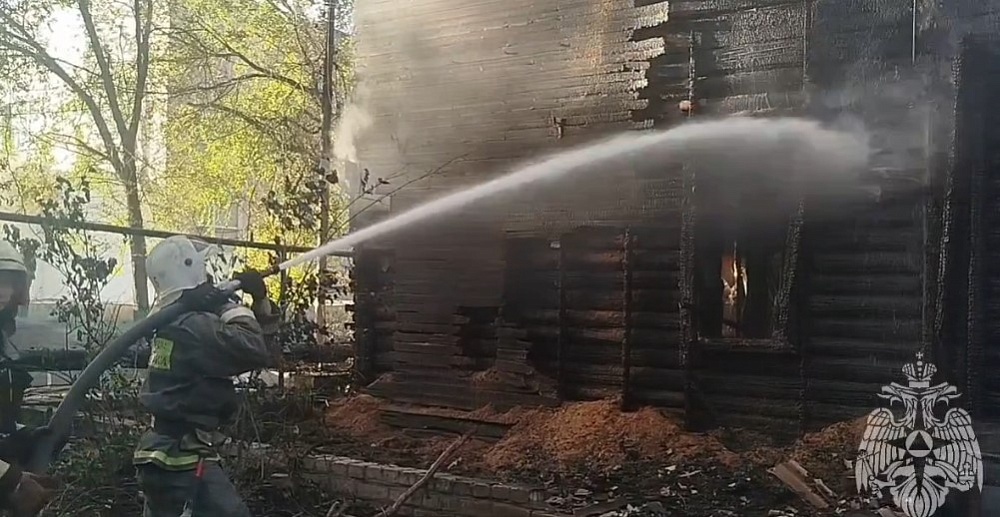  В Астрахани ликвидируют пожар по повышенному рангу