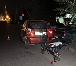 В Астрахани ехавшие на самокате врезались в припаркованную иномарку. Оба доставлены в больницу