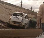 В Астрахани на Боевой иномарку вынесло с дороги и расплющило о бетон, видео