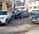 В центре Астрахани из-за сломанного светофора произошло тройное ДТП