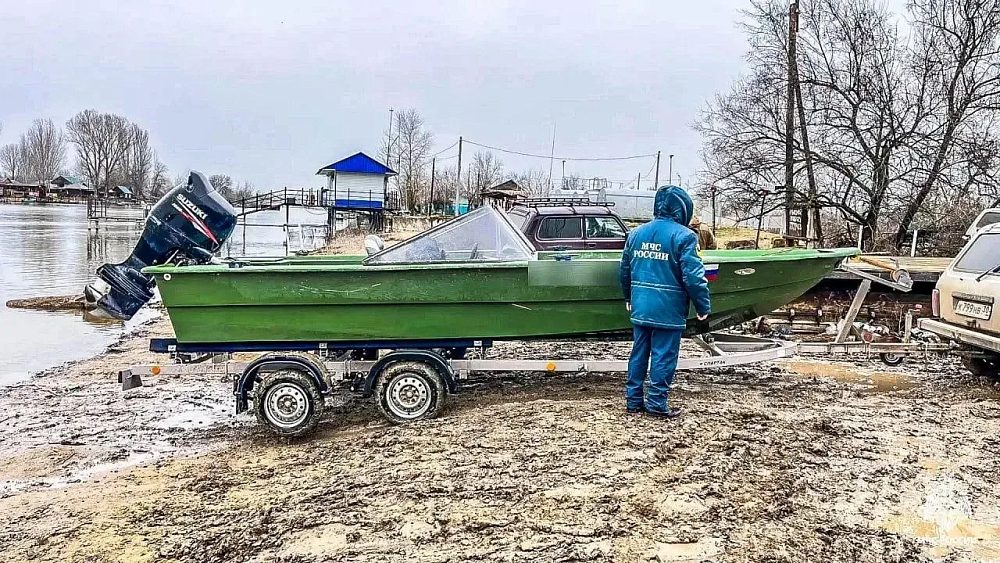 Астраханские спасатели забирают у рыбаков лодки