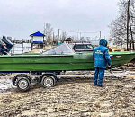 Астраханские спасатели забирают у рыбаков лодки