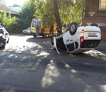 В Астрахани в ДТП перевернулось такси. Фото