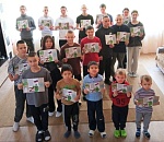 Дети и подростки астраханского соццентра подготовили новогодние письма бойцам СВО