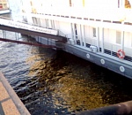 3000 квадратных метров Волги вдоль Петровской набережной запачкали нефтепродуктами