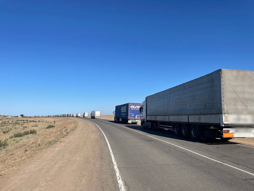 Пробка из большегрузов под Астраханью никак не рассосется 