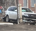 В Астрахани джип наехал на столб