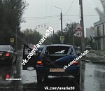 В Астрахани дерево упало на движущийся автомобиль