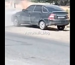 В Астрахани сгорела приора: кадры ЧП