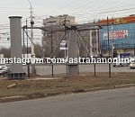 Астраханцы ломают голову над загадочной конструкцией у "Ярмарки"