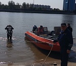 Со дна астраханских пляжей достают обломки лодок и бетонные арматуры