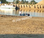 Астраханцы решили искупать на пляже машину