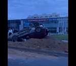 В Астрахани на Островского лежит перевернутый кроссовер Hyundai Creta