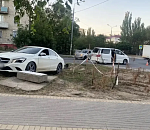Астраханская Госавтоинспекция устанавливает причины вылета иномарки на тротуар с ребенком