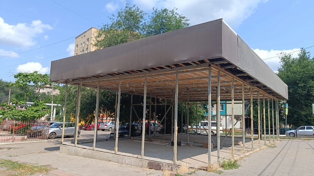 В Астрахани на оживлённом перекрёстке сносят незаконную постройку