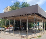 В Астрахани на оживлённом перекрёстке сносят незаконную постройку