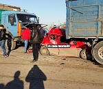 В Астрахани легковушку зажало между двумя КАМАЗами