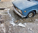 В Астрахани "Жигули" застряли в ледяной луже