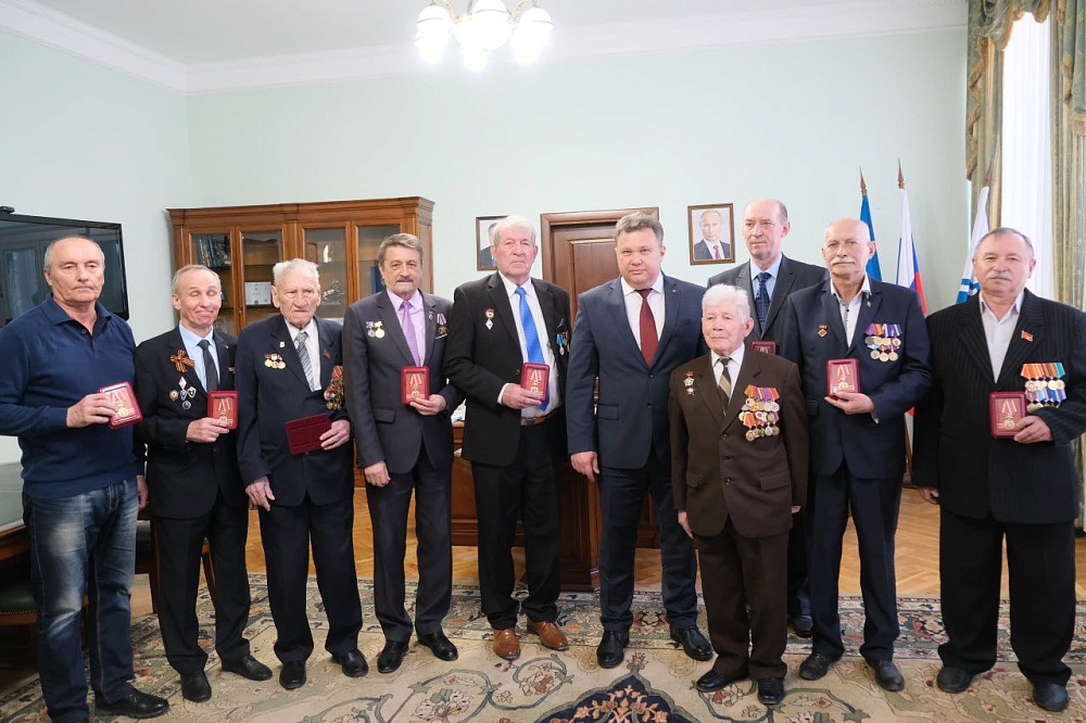Девять астраханских ветеранов МВД получили медали 