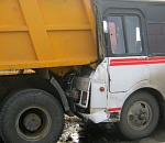 Под Астраханью столкнулись автобус и самосвал: шесть человек пострадало