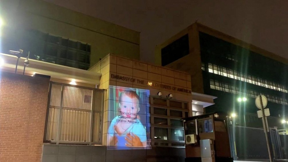 На здание посольства США в Москве спроецировали фотографии погибших детей Донбасса