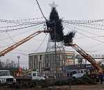 На Мостстрое в Астрахани устанавливают красавицу-Ёлку