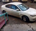 Фотофакт: астраханец припарковался, перекрыв лестницу подъезда