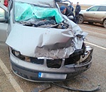 На астраханской трассе иностранец на легковушке врезался в автопоезд