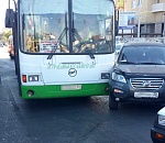 В Астрахани столкнулись джип и автобус: пострадали пять человек