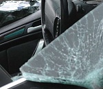 Во дворе многоэтажки астраханцу лопатой разбили иномарку 