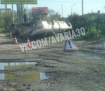 В Астрахани иномарка вылетела за ограждение и встала на крышу