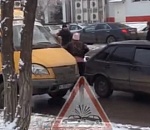 В Астрахани подрались водители и пассажиры маршрутки и легковушки