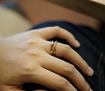 Сельчанка и пристав: как золотое кольцо сделало должницу сговорчивой