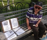 Пожилой астраханец продает свои стихотворения, чтобы выжить