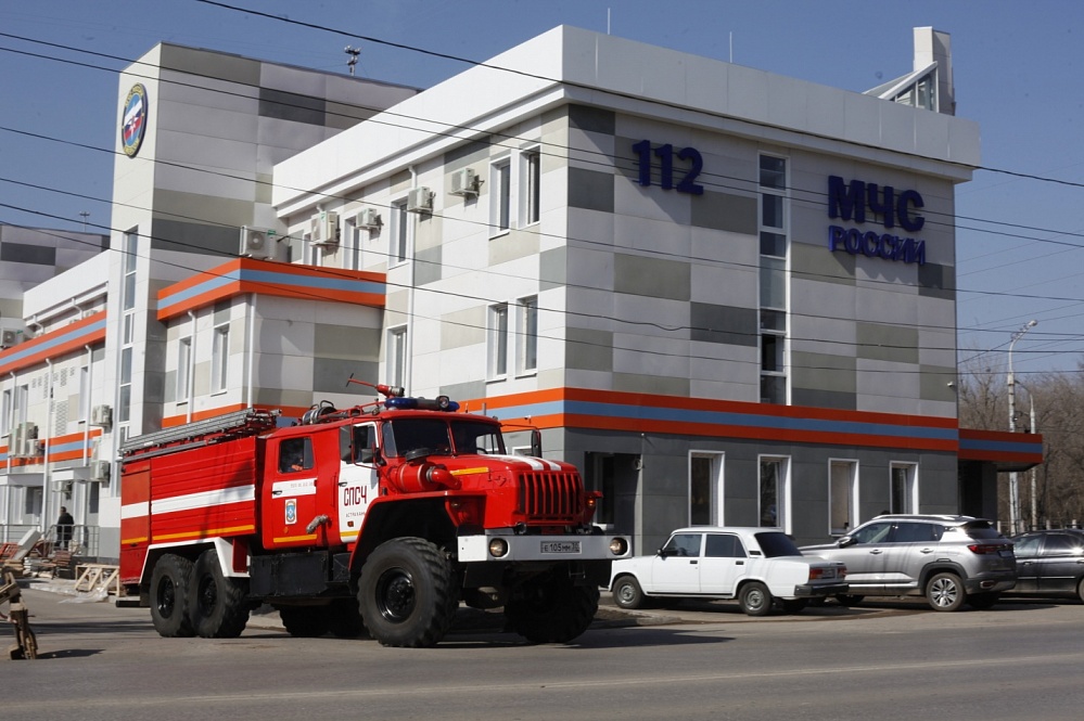 Аэрогруппировка МЧС подключилась к борьбе с пожаром в заповеднике Астраханской области