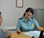 Астраханка опрометчиво достала смартфон на приеме у пристава