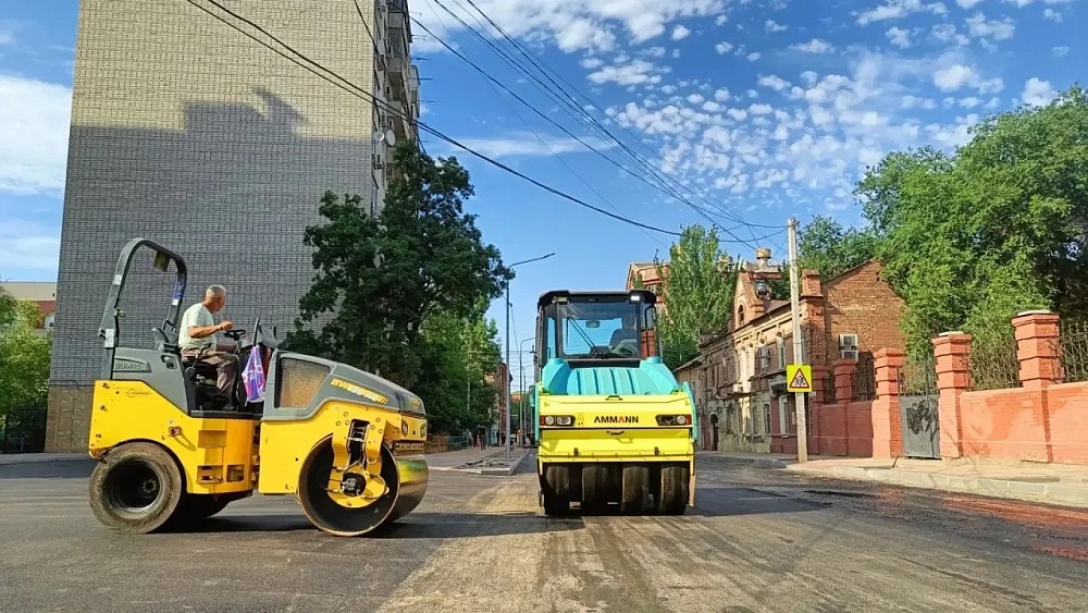 Улицу Володарского в Астрахани закатывают в новый асфальт