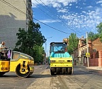 Улицу Володарского в Астрахани закатывают в новый асфальт