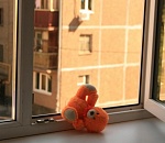 Разбился насмерть: в Астрахани из окна многоэтажки выпал ребенок