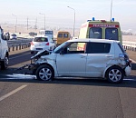 В Астрахани иномарка врезалась в леерное ограждение: от удара машину отбросило на середину дороги